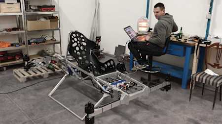 Tomek Patan przy konstruowanym przez siebie Jetsonie