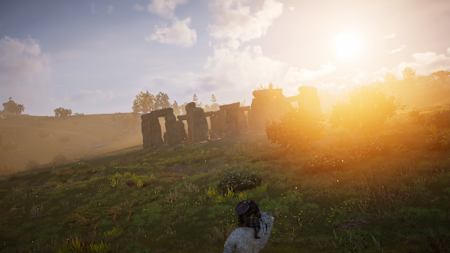 Eivor reitet auf dem Wolf in den Sonnenuntergang über Stonehenge. Das Naturbauwerk beheimatet ein Rätsel um eine weltbekannte Sage