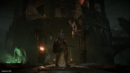 Der Charakter steht vor den gewaltigen Mauern von Latria. Das Inventarmanagement ist in Demon's Souls enorm wichtig