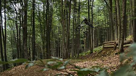 Zawodnik MTB Piotrek Krajewski na trasie w Kasinie.