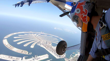 ウイングスーツフライトに備えるダニ・ロマン