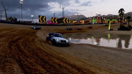Captura de pantalla de Forza Horizon 5 que muestra el circuito Horizon Baja cerca de Dunas Blancas.