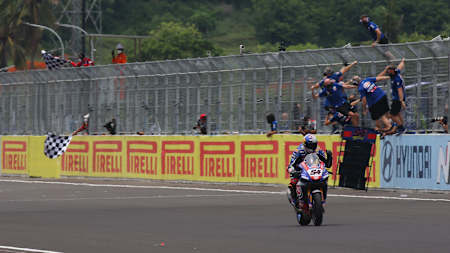 Şampiyon finiş çizgisini geçiyor