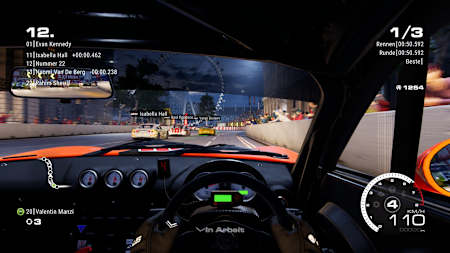 Screenshot aus GRID Legends zeigt ein Rennen in London aus der Cockpit-Perspektive