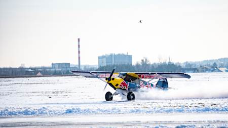Carbon Cub na lotnisku w Rudnikach z dronem w tle