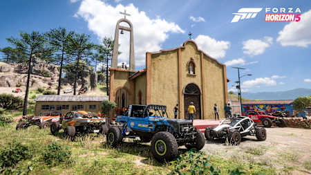 Die Offroad-Buggies treffen sich vor einer Kirche in Mexiko. Horizon Arcade lautet der Name des neuen Minispiel-Modus von Forza Horizon 5