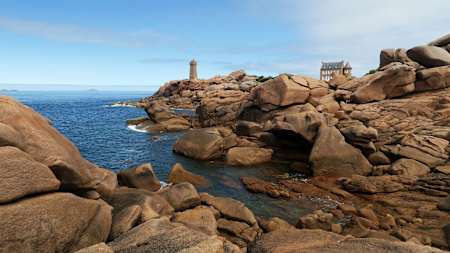 Bâti à Perros-Guirec, le phare de Ploumanac'h est probablement l’un des plus beaux de la côte bretonne et offre un cadre somptueux et romantique pour se retrouver autour d’un apéro.