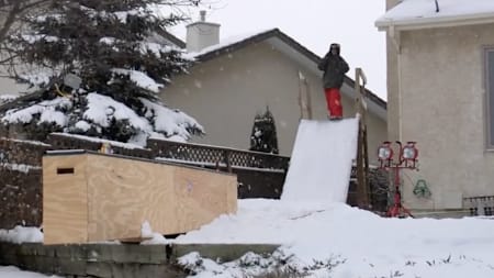 父亲也很支持兄弟俩的决定，甚至在后院为他们搭了一个助滑装置