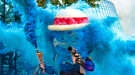 Antonin Hory photographie un fan de la Karmine Corp lors de l'ouverture des Arènes, à Évry-Courcouronnes, le 20 septembre 2024.