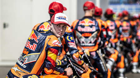 Maximo Quiles, Red Bull MotoGP Rookies Cup-Fahrer, wartet am TT Circuit Assen zusammen mit seinen Mitstreitern in ihrer unverwechselbaren Red Bull-Rennkleidung auf die Strecke