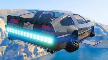 Inspirée par la DeLorean du Do, la Deluxo est une voiture de Grand Theft Auto 5 qui offre des possibilités sans limite puisqu’elle vole et roule jusqu’à 204 km/h tout en pouvant tirer des missiles.