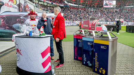 Die Präsentation des neuen Müll-Trennung-Systems nach Kunststoff, Papier sowie Restmüll in der Red Bull Arena.