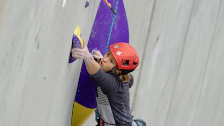 Ніка Потапова здійснює сходження на греблю Верзаска у Швейцарії, 23 жовтня 2023 року.