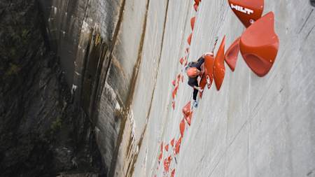 Ніка Потапова здійснює сходження на греблю Верзаска у Швейцарії, 23 жовтня 2023 року.