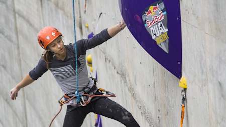 Ніка Потапова здійснює сходження на греблю Верзаска у Швейцарії, 23 жовтня 2023 року.