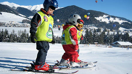 Не обязательно сначала учить ребенка лыжам