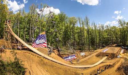 The Honda Fahrer dreht sein Bike 3 x um die eigene Achse