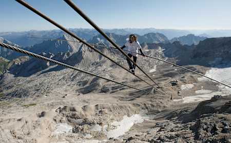 Freddy Nock balanciert auf dem Kabel der Seilbahn an der Zugspitze in der Schweiz.