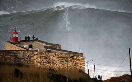 Le surfeur big wave Garrett McNamara surfe une grosse vague à Nazaré au Portugal.