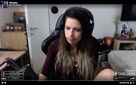 So kennt man Pia - immer am Streamen