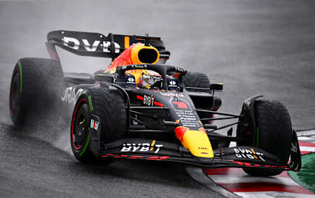 Max Verstappen von Oracle Red Bull Racing beim Großen Preis von Japan 2022 in Suzuka im Regen. 