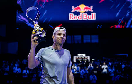 Le joueur de tennis néerlandais Tallon Griekspoor brandit son trophée après sa victoire au Red Bull Bassline.