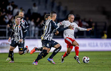 Xavi Simons escapa dos rivais