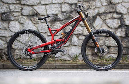 La YT Tues CF Pro de Aaron Gwin con cuadro de fibra de carbono.