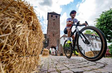 Als Kulisse dient die wunderschöne Barbarossastadt Gelnhausen.
