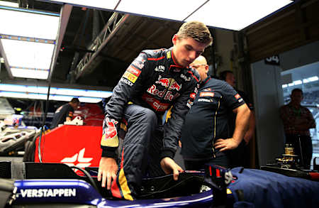 Bild zeigt Max Verstappen beim Großen Preis von Japan, 2014 bei der Sitzprobe im Auto der Scuderia Toro Rosso. 
