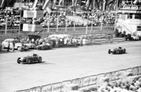 Mike Hawthorn y Peter Collins liderando el GP de Alemania, 1957.