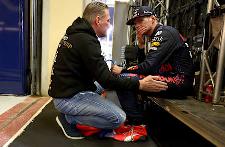 Jos Verstappen i Max Verstappen tuż po wyścigu o GP Abu Zabi, który zdecydował, że Holender został mistrzem świata F1