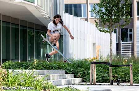 Skating: Kim Klunder, trick in the street