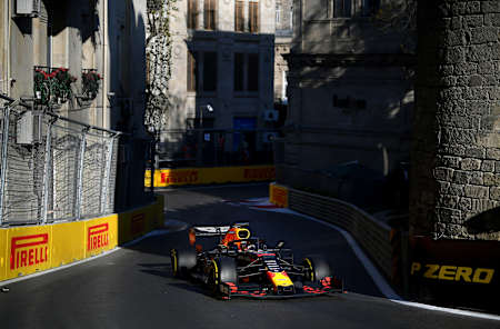 Bolid Red Bull Racing na torze ulicznym F1 w Baku pośród historycznych budynków