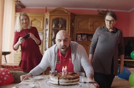 Kadr z filmu "Unfold" z Wiktorem "TaZ-em" Wojtasem. Po lewej żona Wiktora, z prawej - mama