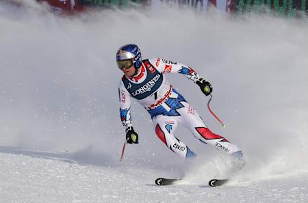 Уступите парню лыжню :)