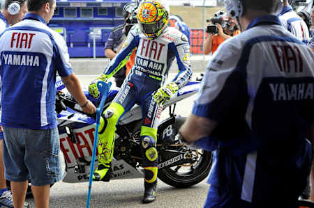 Valentino Rossi steigt mit Krücken vom Bike