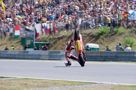 250er-Pilot Álvaro Bautista stürzt beim Wheelie