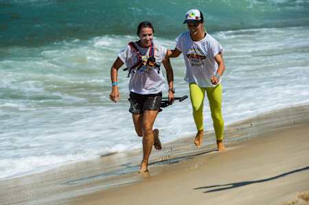 Andrea Lopes corre na praia com Lena Magalhães