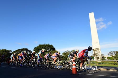 Pelotão passa pelo Obelisco, em SP