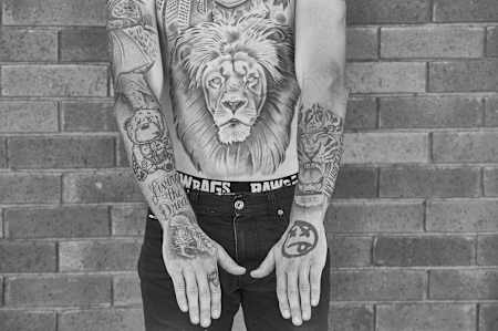 BMX Rider Kriss Kyle zeigt seine Brust-und Arm Tattoos, Zuhause im Unit 23 Skatepark in Dumbarton, Schottland