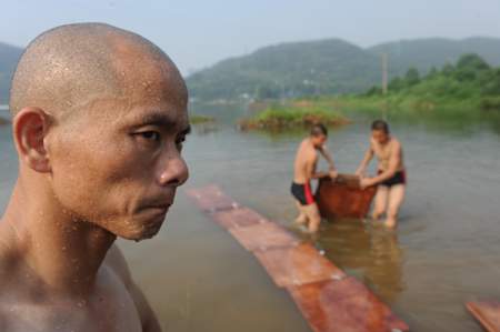 La passerella sull’acqua per Shi Liliang