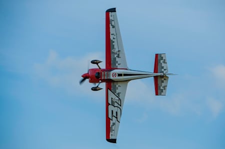 Peter Podlunšek med krstnim poletom z Edge 540 V2.