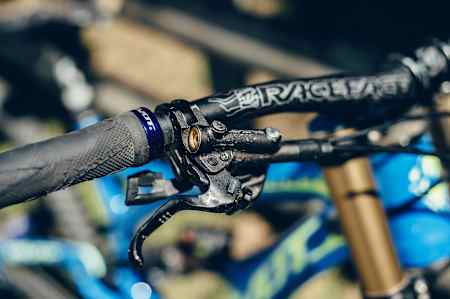 Bernard Kerr usa un setup Shimano Saint sulla sua Pivot Phoenix DH Carbon