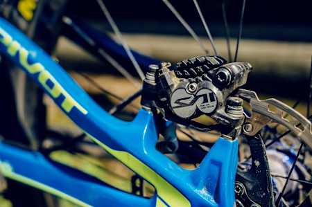 Bernard Kerr uses the Shimano Saint hydraulic disc-brake system on his Pivot Phoenix DH Carbon. 