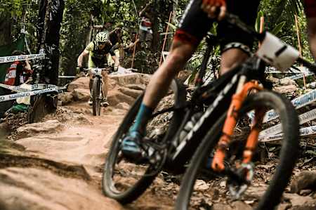 Maxime Marotte y Mathias Flückiger pelean en la carrera de la XCO World Cup en Cairns el 24 de abril de 2016.