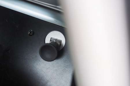 シート裏に設置されたノブを引くことで、クーラーボックスがオープンする仕組みとなっている。