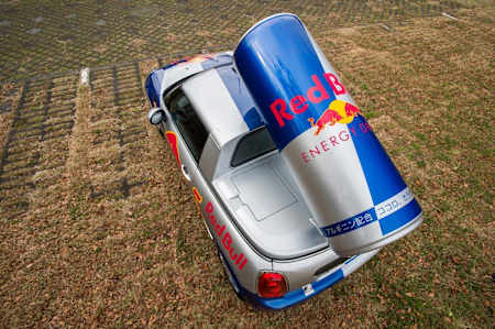 大型の缶が中央に横たわるように設置され、その脇にRed Bullを冷やすクーラーボックスが備わる。