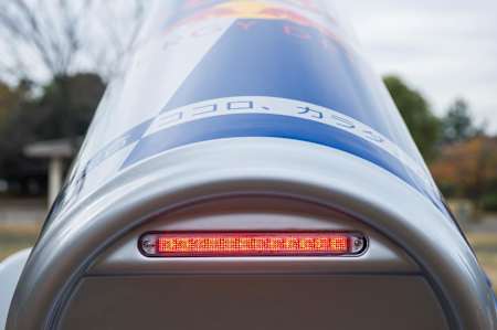 巨大な缶の背面はハイマウントストップランプが備わり、夜間の被視認性を向上させている。