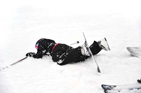 このような無様な倒れ方はスキーならでは